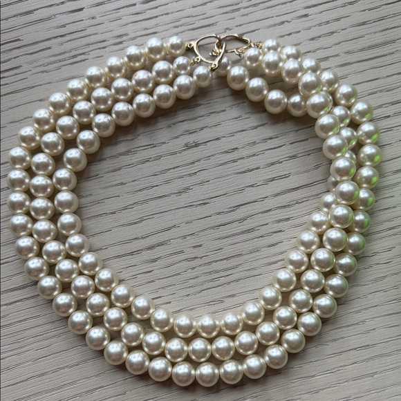 n/a Jewelry - Elegant Cream Three Strand Faux Pearl Necklace Choker